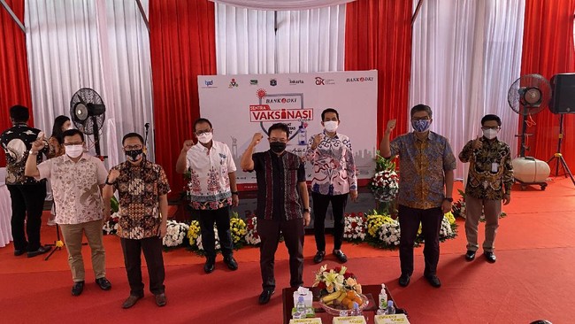 OJK bersama Industri Jasa Keuangan mewujudkan dukungan terhadap upaya percepatan vaksinasi nasional melalui Sentra Vaksinasi Covid-19 PT Bank DKI, Sabtu (10/7).