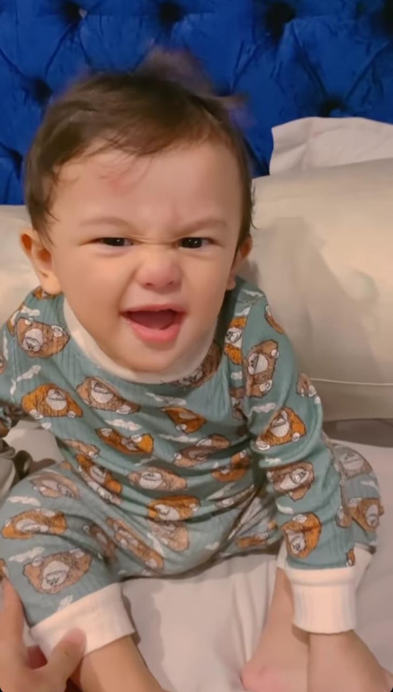 Potret Tampan Baby Saka Putra Ussy Sulistiawaty, Si Tampan Vincenzo Cilik Potret Tampan Baby Saka Putra Ussy Sulistiawaty, Si Tampan Vincenzo Cilik