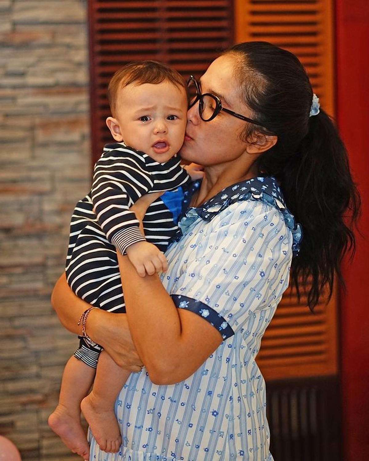 Potret Tampan Baby Saka Putra Ussy Sulistiawaty&comma; Si Tampan Vincenzo Cilik