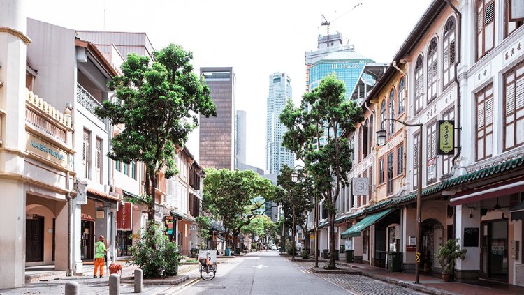 Thank you for cleaning Telok Ayer street in CBD, Singapore - 25 April 2020; Singapore faces second wave of coronavirus from April 2020, it is because there are massive clusters at dormitories where thousands of foreign workers stay. Those dorms are isolated now but healthy workers & those who have essential job are sent elsewhere and are working even now. This man in these pictures has essential job, which is cleaning. Thanks to these workers, Singapore is maintained clean. Thank you for keeping Singapore very clean.