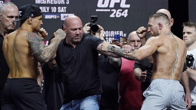 Bekas bekam terlihat di bagian belakang tubuh Conor McGregor jelang pertarungan melawan Dustin Poirier di UFC 264.