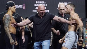 FOTO: Serangan McGregor Berlanjut di Timbang Badan UFC 264