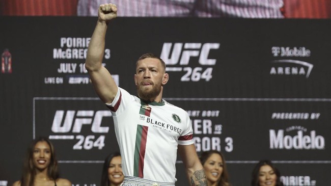 Conor McGregor memberikan simpati kepada putri Kamaru Usman, Samirah, yang menangis usai ayahnya kalah dari Leon Edwards di UFC 278.