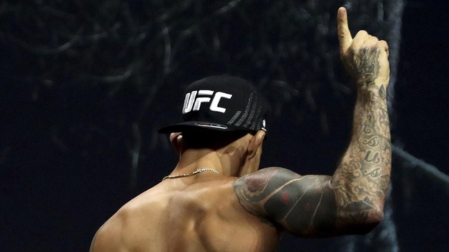 FOTO: Serangan McGregor Berlanjut di Timbang Badan UFC 264