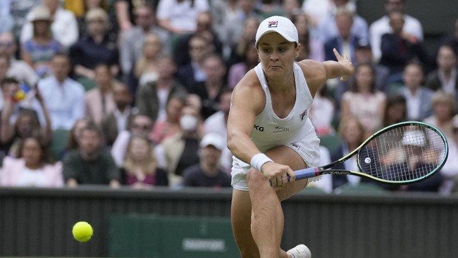 Petenis nomor satu dunia, Ashleigh Barty berhasil jadi juara baru tunggal putri Wimbledon 2021 usai mengalahkan Karolina Pliskova.