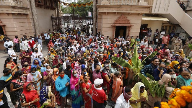 Seorang pria dipukuli hingga meninggal dunia karena diduga mencoba melakukan tindakan yang dinilai menista agama Sikh di Kuil Emas, India.