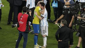 Isi Bisikan Neymar Saat Menghina Messi di Final Copa America