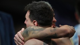 Pesan di Balik Pelukan Messi dan Neymar