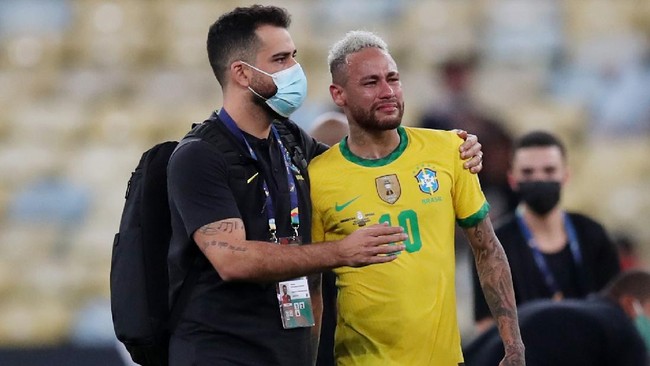 Neymar langsung menangis usai Brasil dikalahkan Argentina pada final Copa America 2021.