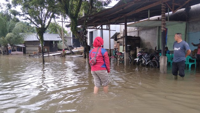 BNPB menyatakan banjir terjadi akibat Sungai Krueng Masing melupa usai hujan turun dengan intensitas tinggi sejak Sabtu lalu (10/7).