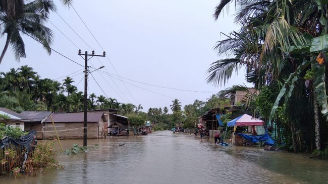 12 desa di empat kecamatan Pulau Simeulue, Aceh terendam banjir dengan ketinggian air mencapai 70 centimeter hingga Senin (10/1) malam.