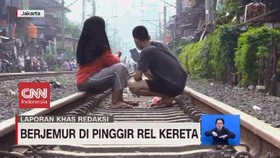 VIDEO: Berjemur di Pinggir Rel Kereta