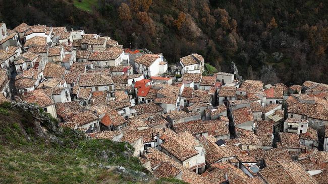 Radicondoli, desa kecil di puncak bukit di Tuscany, Italia. Kota ini siap menyambut pendatang baru dan pembeli rumah pertama dengan subsidi menggiurkan.