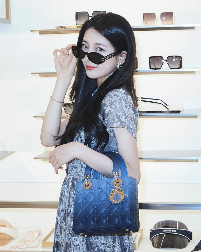 Di tempat tersebut, Suzy mencoba aksesoris yang dapat melengkapi penampilan, seperti kacamata. Kali ini, Suzy mencoba kacamata Diorsignature B1U yang menambah kesan elegan pada penampilannya. (Foto: Instagram.com/voguekorea)