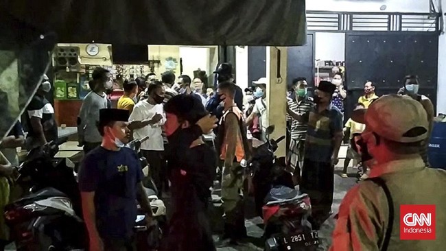 Tak jarang warga melawan aparat saat penertiban atau penyekatan PPKM Darurat lantaran mereka perlu bertahan hidup dengan mencari nafkah di luar rumah.