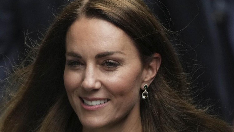 Kate Middleton dan Pangeran William di Final Wimbledon Tunggal Wanita 2021 Kate, Duchess of Cambridge, walks for the presentation ceremony for the women's singles on day twelve of the Wimbledon Tennis Championships in London, Saturday, July 10, 2021. (AP Photo/Alberto Pezzali)