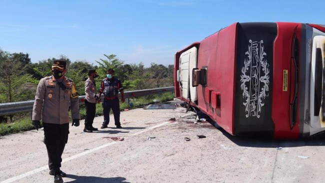 Kecelakaan antara bus dan truk di Tol Pemalang, Jawa Tengah mengakibatkan 8 orang tewas dan puluhan lainnya luka-luka.