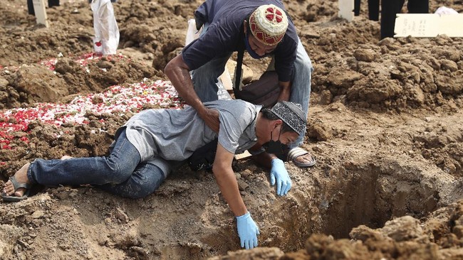 Untuk menghindari kepanikan warga, Bupati Ngawi Ony Anwar Harsono melarang pengurus masjid mengumumkan berita kematian melalui pengeras suara.