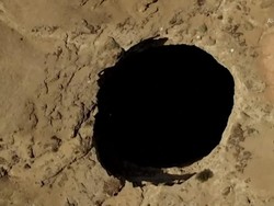 Lubang Raksasa Misterius Ini Diyakini Warga Sarang Setan