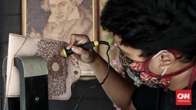 FOTO: Bisnis Lukisan Pyrography Gunakan Kayu dan Kulit
