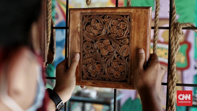 FOTO: Bisnis Lukisan Pyrography Gunakan Kayu dan Kulit