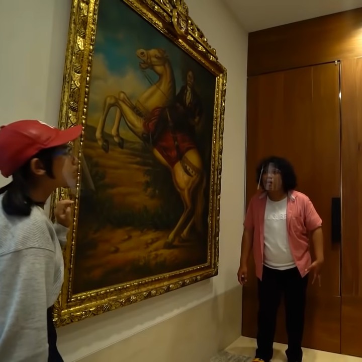 <p>Tak hanya foto pribadi, Indra Priawan juga menyimpan lukisan kuno bernilai fantastis. Salah satunya lukisan asli milik Raden Saleh bernilai jutaan dollar yang diturunkan sejak 1867 silam. (Foto: YouTube TRANS7 OFFICIAL)</p>