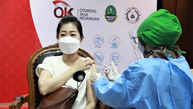 OJK bekerja sama dengan Industri Jasa Keuangan dan Kementerian Kesehatan akan menyalurkan vaksin Covid-19 kepada 10 juta masyarakat hingga akhir Desember 2021.