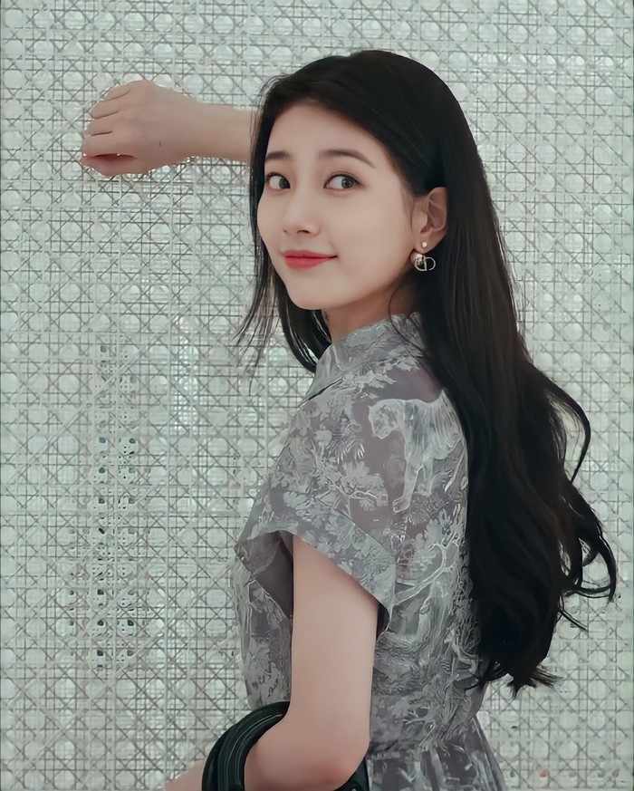 Outfit yang dikenakan Suzy saat itu dibanderol dengan harga yang cukup fantastis! Gaunnya bahkan dijual dengan harga 5700 USD atau setara dengan Rp82 juta. Jika dijumlahkan, outfit Suzy kali ini bisa mencapai ratusan juta. (Foto: Instagram.com/voguekorea)