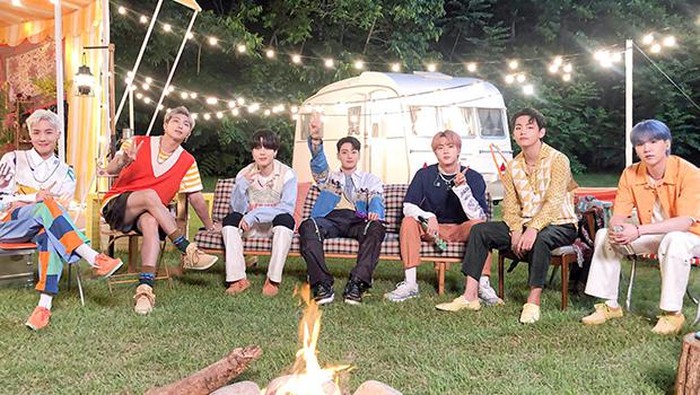 Bertabur Barang Branded, Intip Outfit Comeback Spesial BTS 