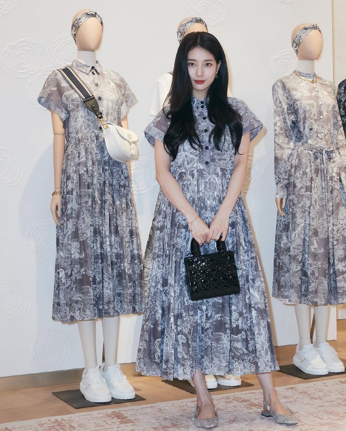 Suzy menjadi tamu pertama yang diundang untuk mengunjungi toko, bahkan sebelum tokonya melakukan acara pembukaan resmi. Pop up store ini menjual segala pakaian wanita, tas, sepatu, dan lengkap hingga aksesoris lainnya. (Foto: Instagram.com/voguekorea)