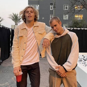 Beda dari The 1975, The Kid Laroi Hibur Fans dengan Konser Dadakan di Hotel