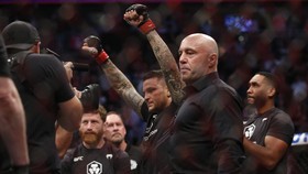 Istri Poirier Acungkan Jari Tengah ke McGregor di UFC 264