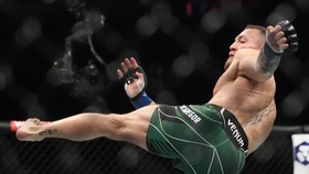 McGregor Coba Tendang Petugas Sebelum Patah Kaki di UFC 264