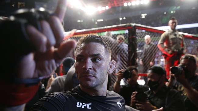 Dustin Poirier menyebut Conor McGregor kena karma usai memenangi pertarungan kelas ringan UFC 264 di T-Mobile Arena, Las Vegas, Minggu (11/7).