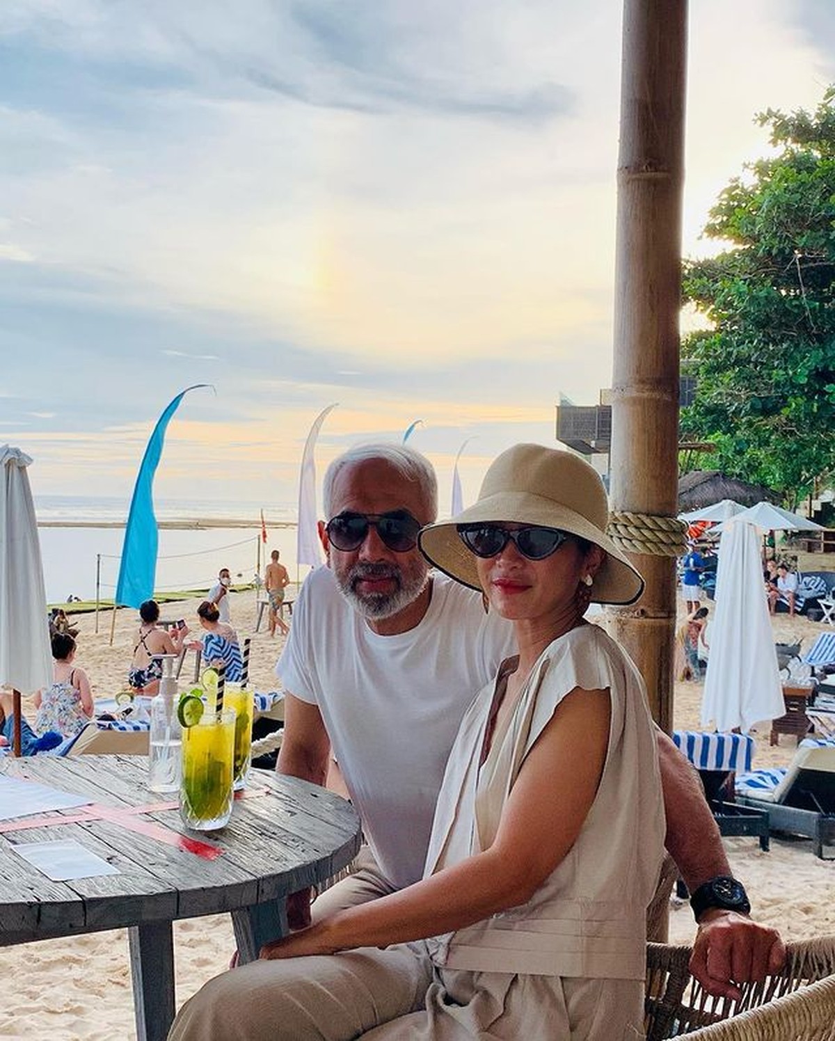 Bunga Zainal dan sang suami Sukdevh Sing memang kerap menjadi sorotan publik&period; Yuk kita intip momen romantis mereka&excl;