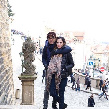 Sering Dibully, Intip Foto Romantis Bunga Zainal & Suami yang Lebih Tua 18 Tahun