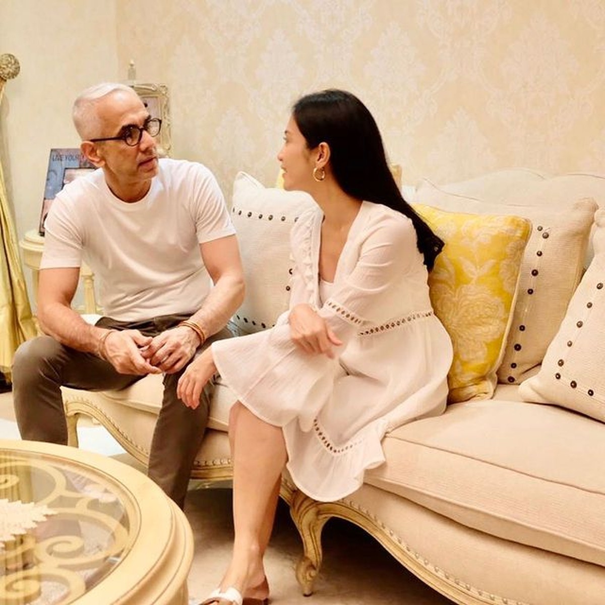 Bunga Zainal dan sang suami Sukdevh Sing memang kerap menjadi sorotan publik&period; Yuk kita intip momen romantis mereka&excl;