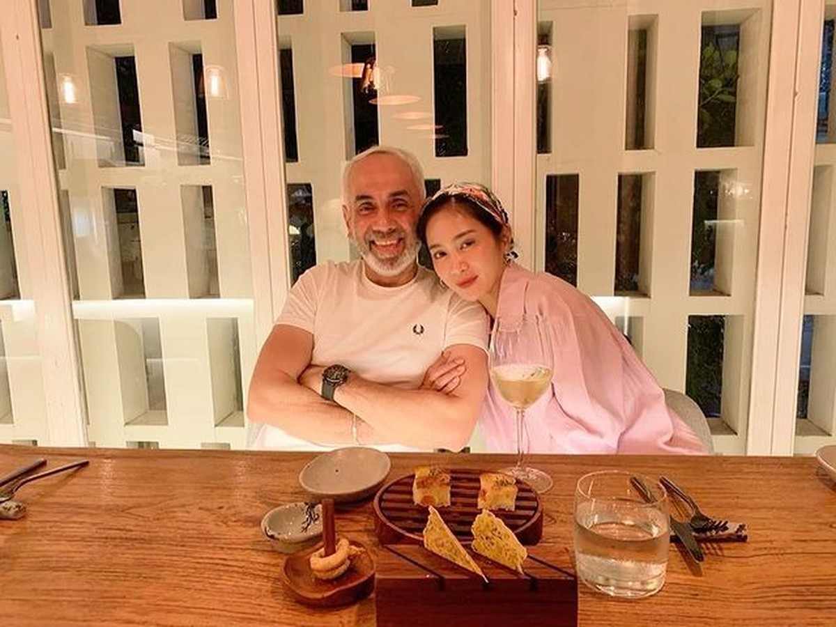 Bunga Zainal dan sang suami Sukdevh Sing memang kerap menjadi sorotan publik&period; Yuk kita intip momen romantis mereka&excl;