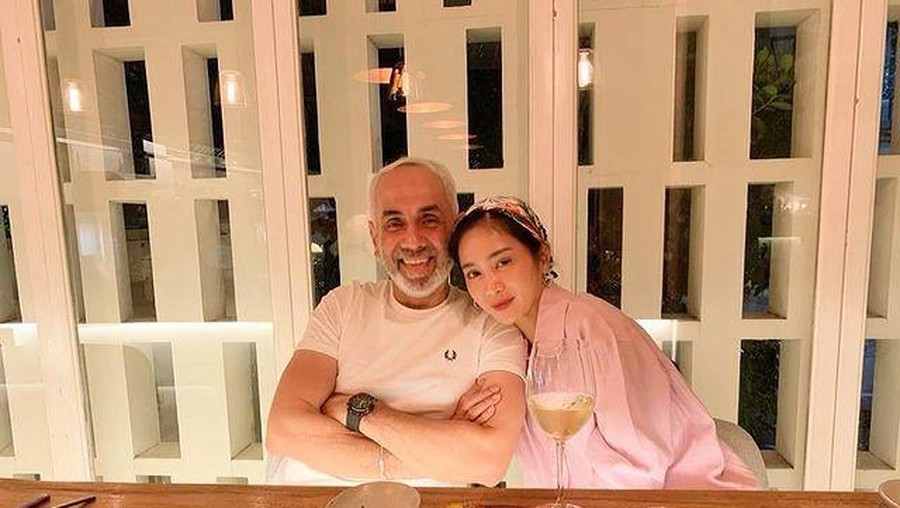 Bunga Zainal dan sang suami Sukdevh Sing memang kerap menjadi sorotan publik. Yuk kita intip momen romantis mereka!