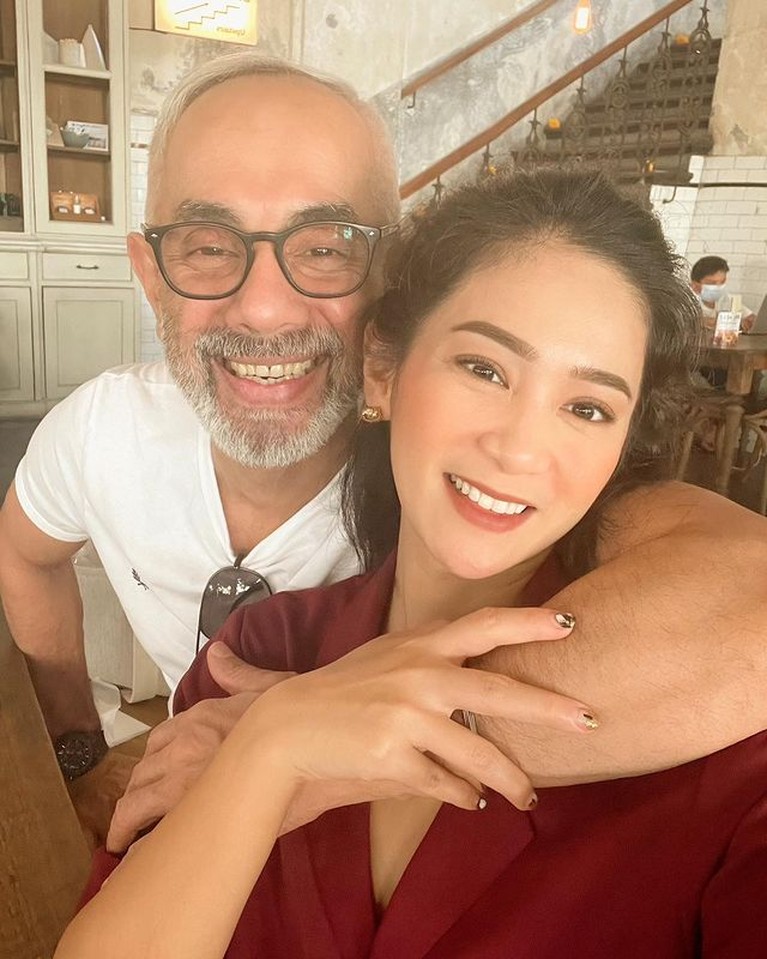 8 Foto Romantis Bunga Zainal dan Sang Suami yang Sering Dibully Bunga Zainal dan sang suami Sukdevh Sing memang kerap menjadi sorotan publik. Yuk kita intip momen romantis mereka!