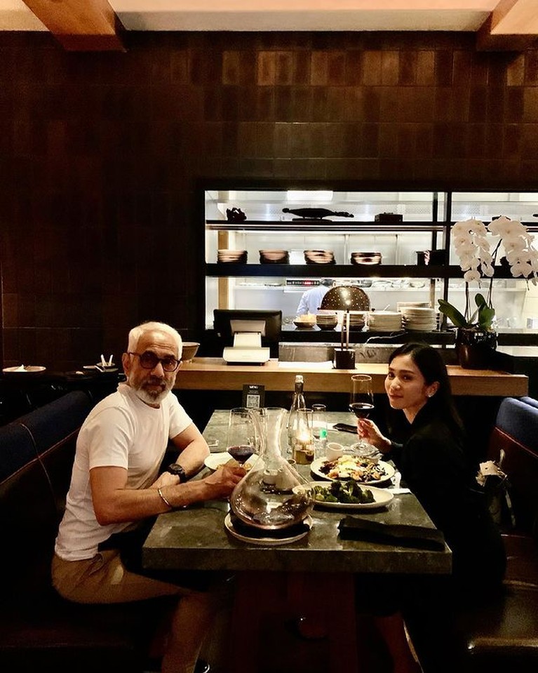 8 Foto Romantis Bunga Zainal dan Sang Suami yang Sering Dibully Bunga Zainal dan sang suami Sukdevh Sing memang kerap menjadi sorotan publik. Yuk kita intip momen romantis mereka!