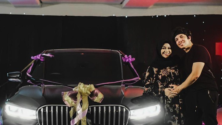 Atta Halilintar hadiahkan Aurel Hermansyah mobil BMW 730Li M Sport seharga Rp 2 miliar Atta Halilintar hadiahkan Aurel Hermansyah mobil BMW 730Li M Sport seharga Rp 2 miliar
