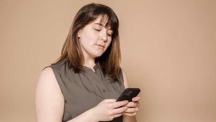 Ketahui Bahaya Blue Light dari Gadget, Bikin Kulit Rusak!