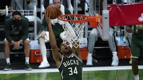 Bucks Bungkam Suns di Gim Ketiga Final NBA