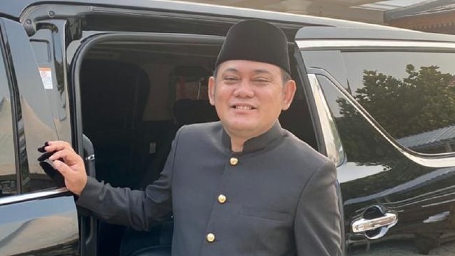 Bupati Bekasi Eka Supria Atmaja tak kebagian ICU di daerahnya sendiri, perawatannya kemudian dialihkan ke RS Siloam, Tangerang.