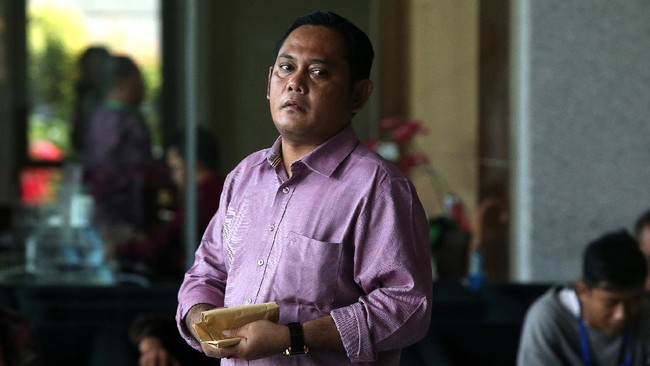 Sebelum tutup usia, Bupati Bekasi Eka Supria Atmaja sempat dipindahkan dari rumah sakit swasta daerah Jababeka ke Siloam Tangerang Banten karena tak dapat ICU.