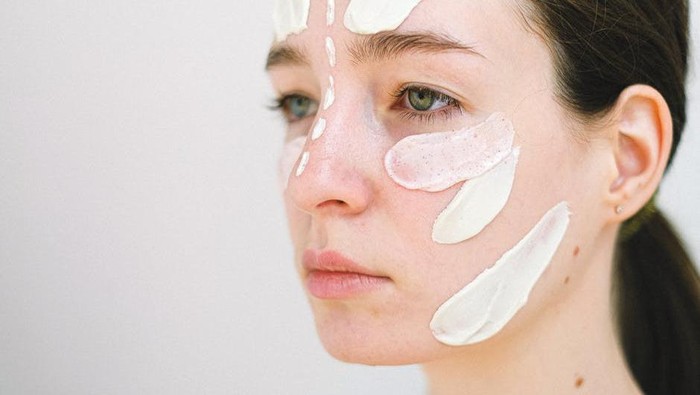 Kiat Memilih Skincare untuk Kulit Kering dan Berjerawat agar Tetap Lembap