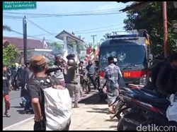 Jabar Hari Ini: Pemobil Tabrak dan Seret Motor-Pendemo Rusak Mobil Polisi