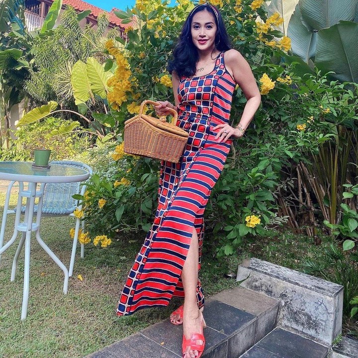 <p>Padahal, tahun ini usia Diah sudah menginjak 50 tahun, lho.  Tubuh rampingnya pun disebut-sebut <em>body goal.</em> (Foto: Instagram @dps_diahpermatasari)</p>