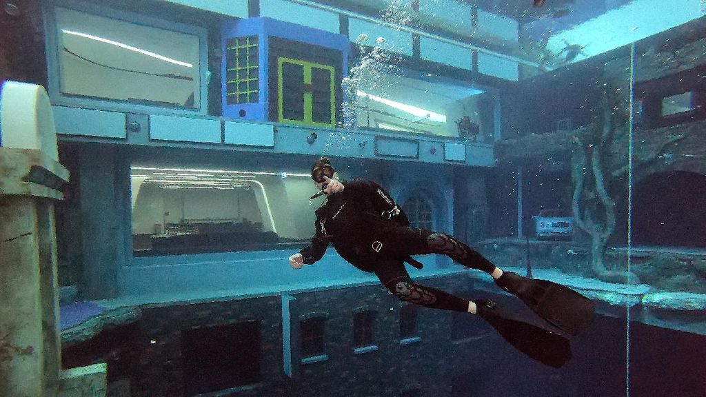 Menyelami Kolam Renang Terdalam di Dunia dan Menemukan Kota Bawah Air